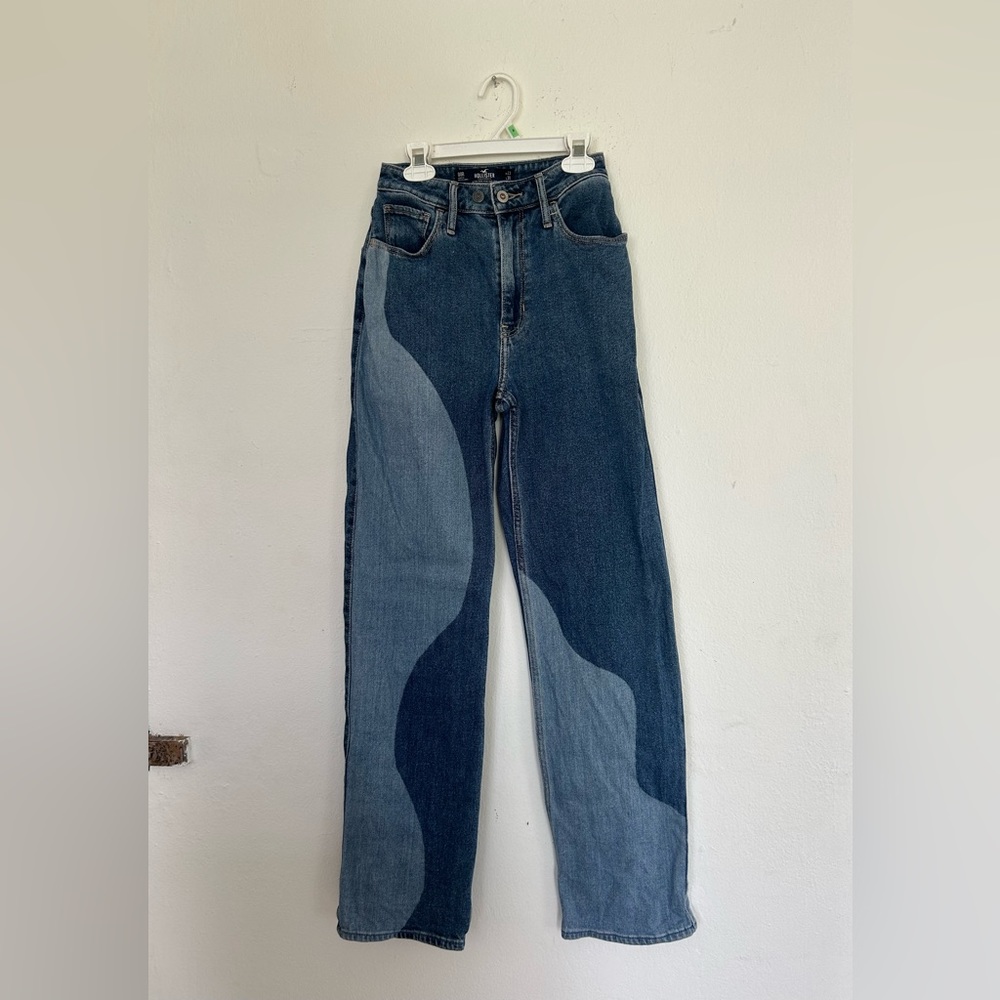 Hollister Ultra High-rise blue rinse wavy pattern dad jeans